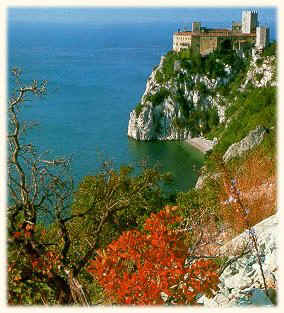 Veduta dal Rilke, con il castello di Duino (37844 byte)