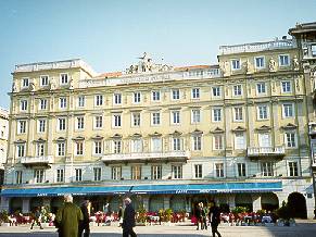 Il Caff� degli Specchi durante una giornata di sole