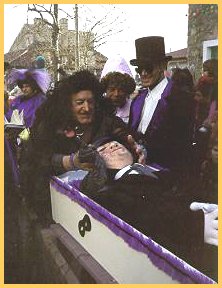 la vedova con il fantoccio